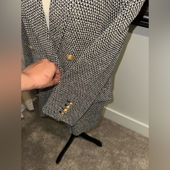 L’ AGENCE
Riva Oversized Knit Blazer Color: BLACK/IVORY/GOLD NWT SIZE 8 - Picture 12 of 14